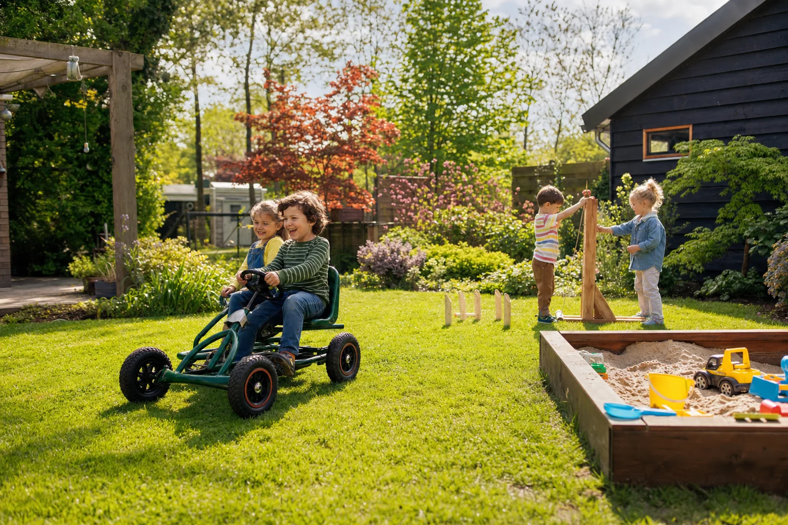 Zonnige lentetuin met kinderen op een skelter, een zandbak en buitenspellen