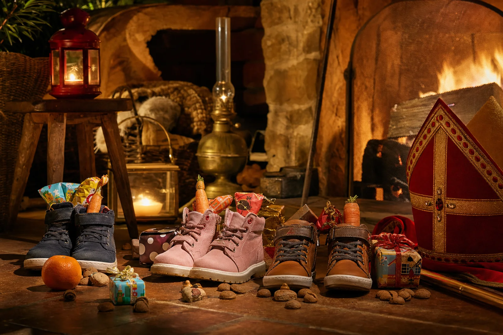 Pakjesavond-tafereel met ingepakte sinterklaascadeaus, pepernoten en een mijter